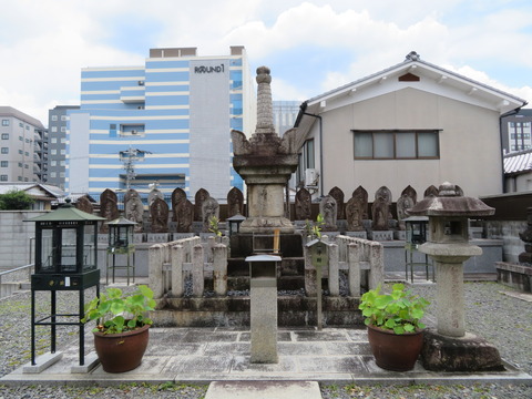 和泉式部の墓・宝篋印塔