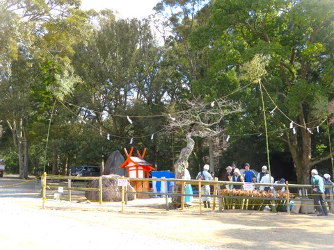 5野上神社で神火の準備をする消防団