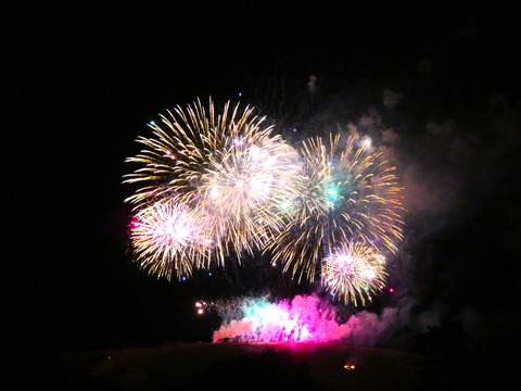 16次々あがる花火