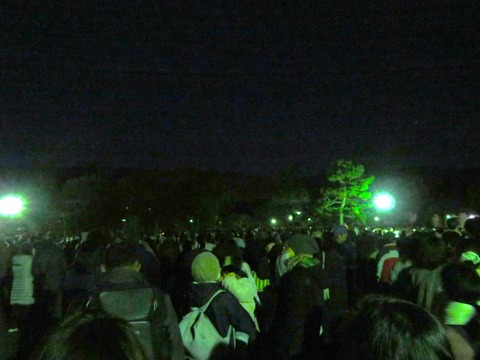 14奈良公園で山焼きを待つ人人