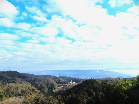 ⓪矢田丘陵と遠くに大和高原を見る