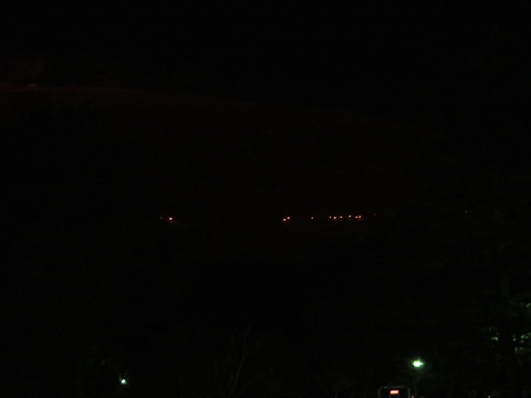 17漆黒の闇のなか山裾に点火がはじまる