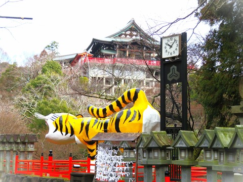 ⓪張り子の寅が迎える参道から朝護孫子寺の本堂を仰ぐ