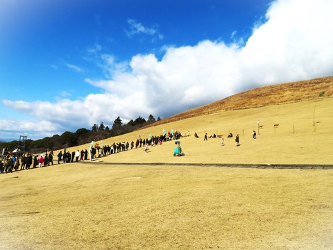 3山焼きを間近で見ようとならぶ観覧客