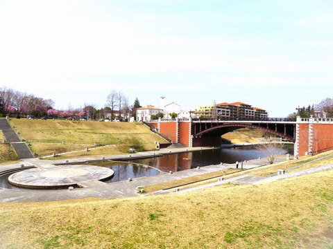 姿池とネオバロック様式の橋梁が美しい長池公園