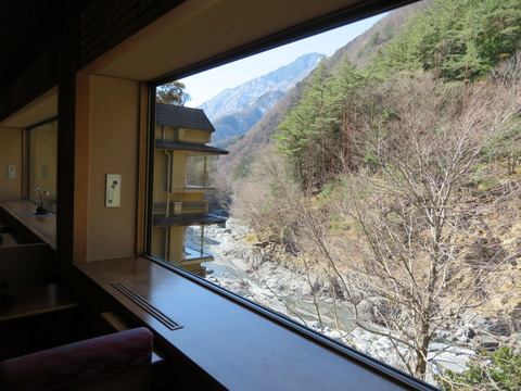 ⓪ロビーから富士川の支流早川を見る